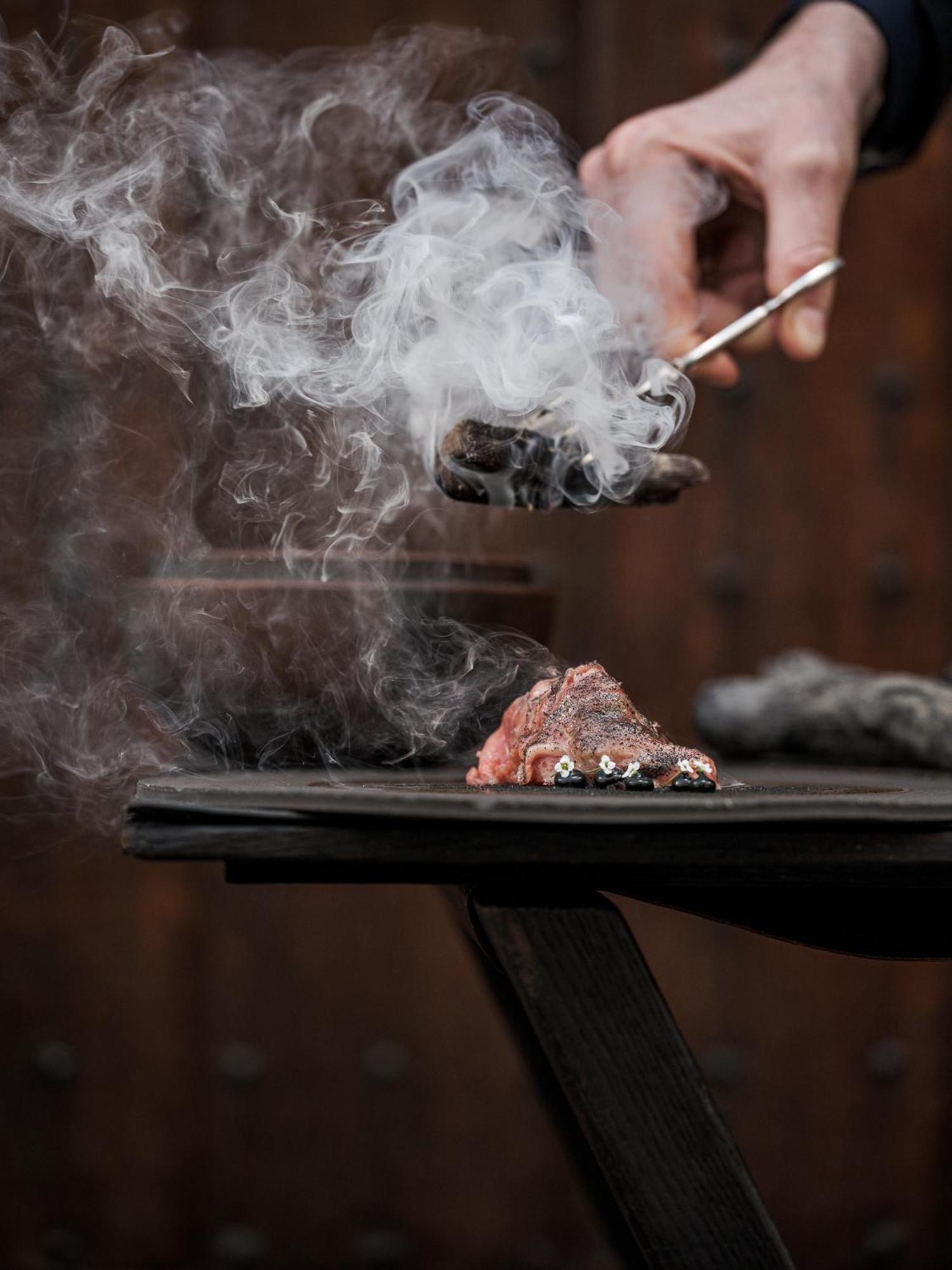 Botanic Sanctuary Antwerp - The Leading Hotels Of The World Exterior foto Cooking with a hot stone